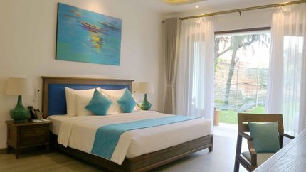 Giường ngủ chất lượng, thoải mái, cửa kính lớn