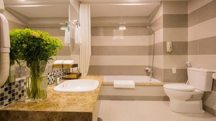 Phòng vệ sinh có bồn tắm hiện đại