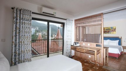 Khung cửa sổ lớn hướng thành phố sương mù