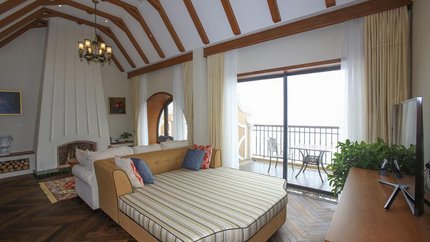 Khung cửa lớn view hướng cánh núi hùng vĩ