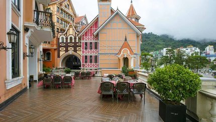 Không gian ngoài trời nhà hàng Venus