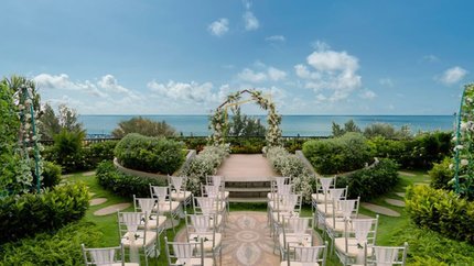 Khuân viên sân vườn rộng và xanh mát