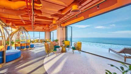 Sky Bar bên hồ bơi