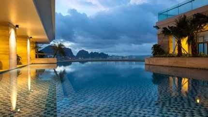 Bể bơi khách sạn