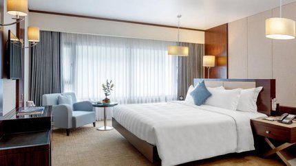 Căn phòng với cửa sổ lớn nhiều ánh sáng