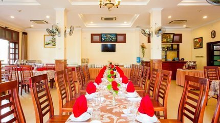 Nhà hàng thiết kế giản đơn, gần gủi