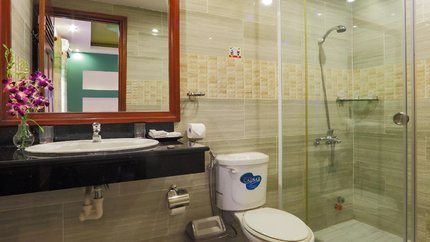 Phòng tắm gọn gàng ngăn nắp , sạch sẽ