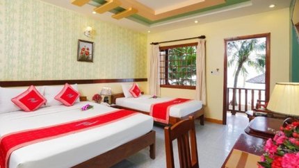 Phòng có 1 giường đôi và 1 giường đơn