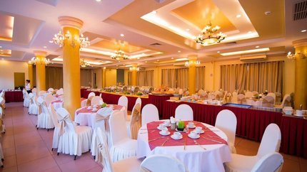 Nhà hàng được bày trí sang trọng lịch sự