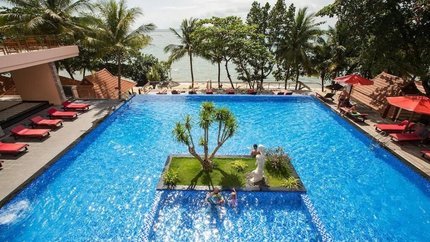 Hồ bơi riêng rộng 700m2 hòa mình vào thiên nhiên