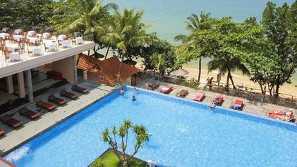 Hồ bơi vô cực đặt cạnh biển