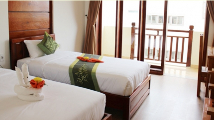 Phần lớn căn phòng đều màu gỗ, tạo cảm giác quen thuộc