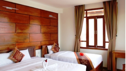 Phòng rộng rãi, tường ốp bằng màu nổi bật