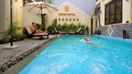 Thư giãn bên bể bơi