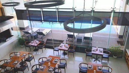 Nhà hàng view hồ bơi