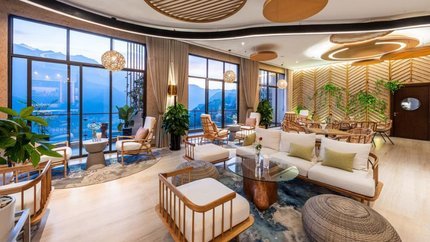 Sảnh chờ thiết kế hiện đại với view núi đồi xanh ngát