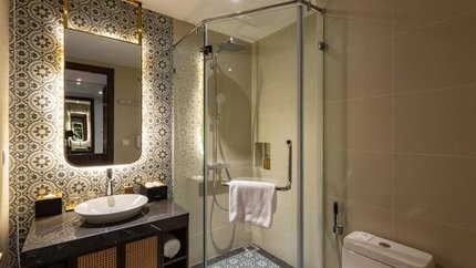 Phòng vệ sinh thiết kế hiện đại với điểm nhấn là chi tiết hoa văn thổ cẩm