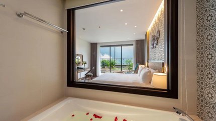 Phòng vệ sinh với thiết kế mở nhìn ra phòng ngủ và cửa sổ thoáng đãng