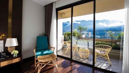 Khoảng ban công với tầm nhìn ôm trọn dãy núi hùng vĩ