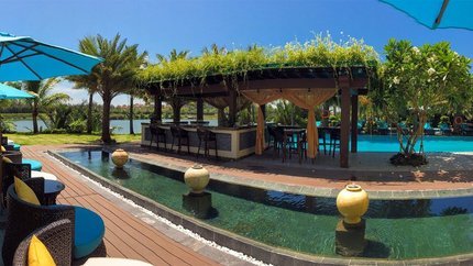 Quầy Bar bên hồ bơi