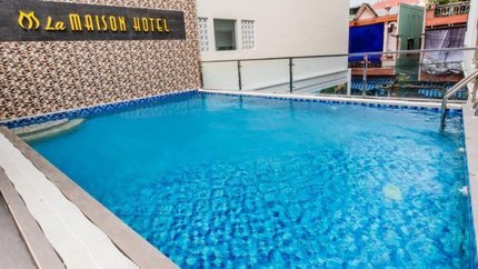 Bể bơi ngoài trời của khách sạn