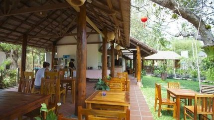 Nhà hàng được đặt ngoài trời thoáng mát