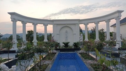 Hồ bơi ngoài trời với thiết kế độc đáo