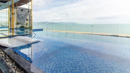 Bể bơi ngoài với làn nước trong xanh