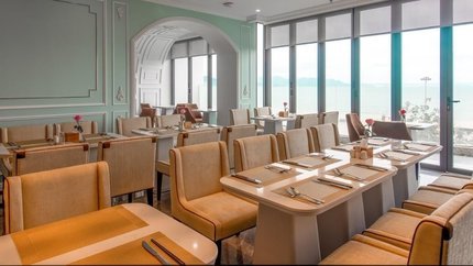 Nhà hàng sạch sẽ, rộng rãi