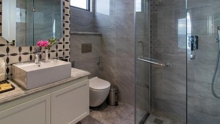 Phòng tắm với đầy đủ thiết bị  tại khách sạn