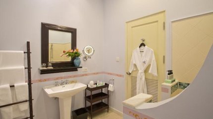 Phòng tắm với màu chủ đạo là trắng vàng