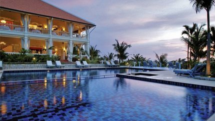 Hồ bơi nước trong xanh