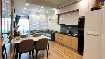 Nội Thất Sang Trọng, Sàn Lát Gỗ, Cửa Sổ Lớn