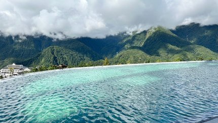 Bể bơi vô cực nước ấm