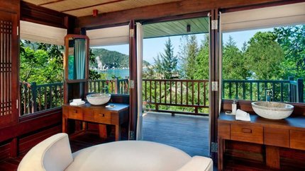 Phòng tắm siêu rộng với view hướng ra núi và biển