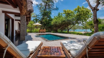 Bể bơi riêng và ghế tắm nắng