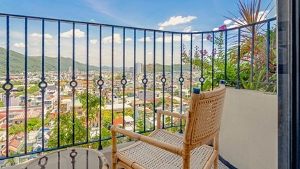 Ban công phòng Family Suite tại khách sạn.