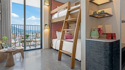 Phòng Family Suite với không gian ấm cúng.