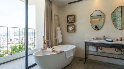 Phòng Premier với bồn tắm nằm tại khách sạn.