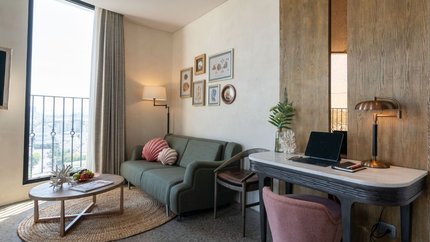 Không gian phòng khách của hạng phòng Premier