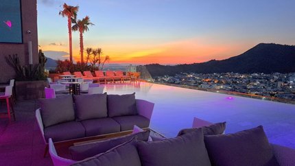 Quầy bar cạnh bể bơi trên tầng thượng