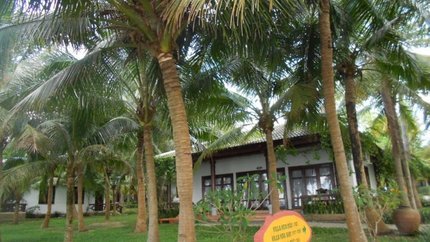 Sân vườn rộng rãi, hướng thẳng ra biển