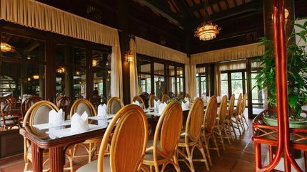 Không gian nhà hàng thoáng mát, mang đậm phong cách truyền thống