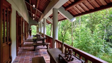 Ban công hướng ra sân vườn