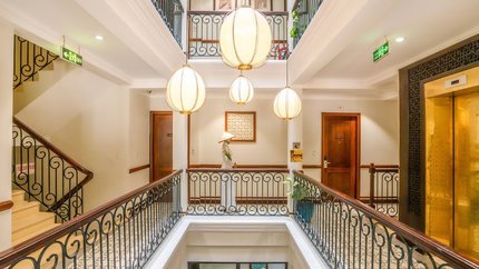 Check-in tại khu vực giếng trời tại khách sạn