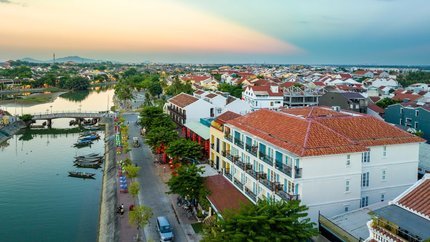 Khách sạn nằm ven dòng sông