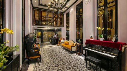 Sảnh khách sạn được thiết kế cổ điển, sang trọng
