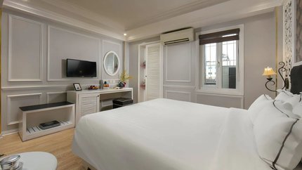 Phòng Premium Suite với tầm nhìn hướng ra phố cổ