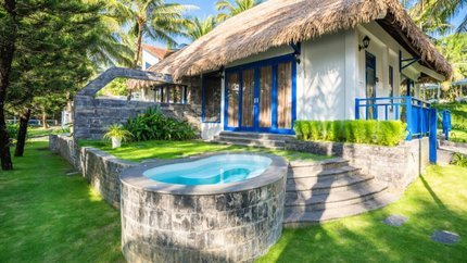Bungalow with Jacuzzi nhìn từ ngoài vào
