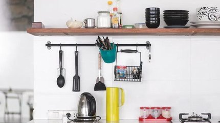 Gian bếp nấu đồ ăn đầy đủ thiết bị cần thiết